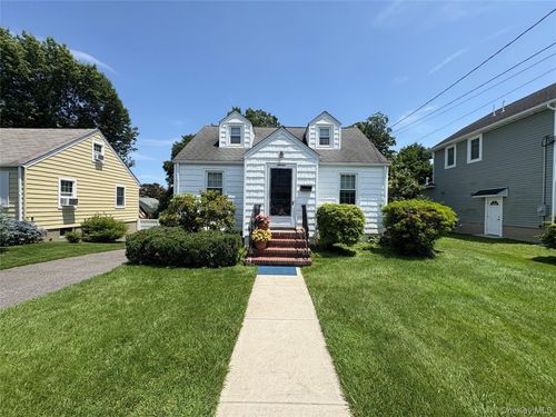 16 Raymond St, Glen Cove, NY, 11542-1824 | Card Image