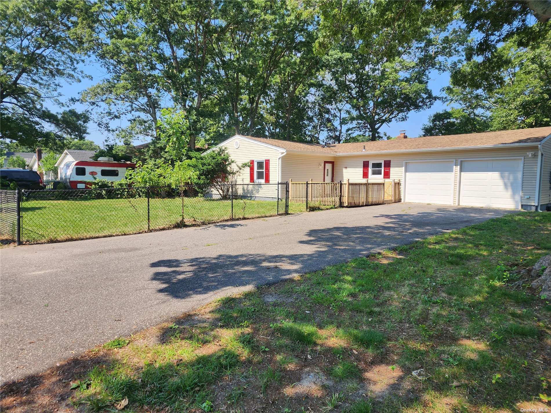Maplewood Dr, Shirley, NY 11967
