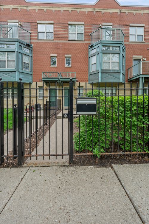 4-11-4534 S Woodlawn Avenue, Chicago, IL, 60653 | Card Image