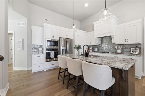 2617 Sw Hook Farm Lane, Lee's Summit, MO, 64082 | Card Image