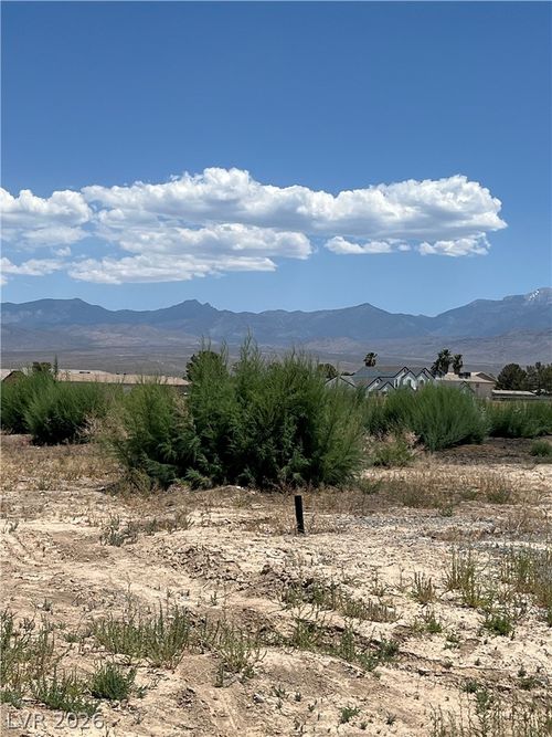 240 E Glenoaks St, Pahrump, NV, 89048-6152 | Card Image
