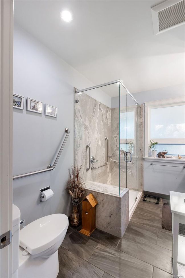 6374 Oldfield Rd, House other with 5 bedrooms, 2 bathrooms and 4 parking in Central Saanich BC | Image 11
