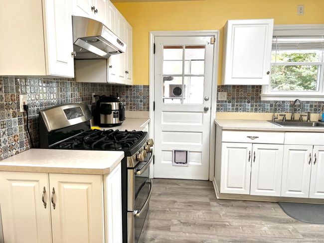 17 Rock Spring Rd, House other with 3 bedrooms, 3 bathrooms and null parking in Stamford CT | Image 5