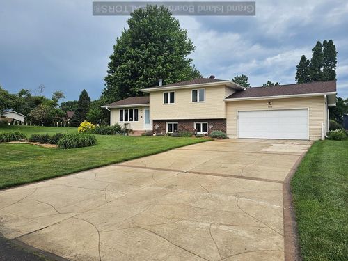 3828 Rochdale Cir, Grand Island, NE, 68803-6009 | Card Image