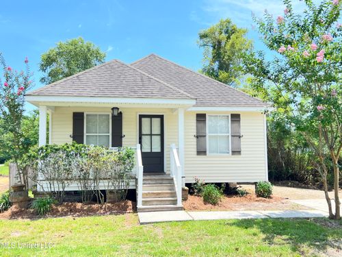 205 Jeff Davis Ave, Waveland, MS, 39576-3221 | Card Image
