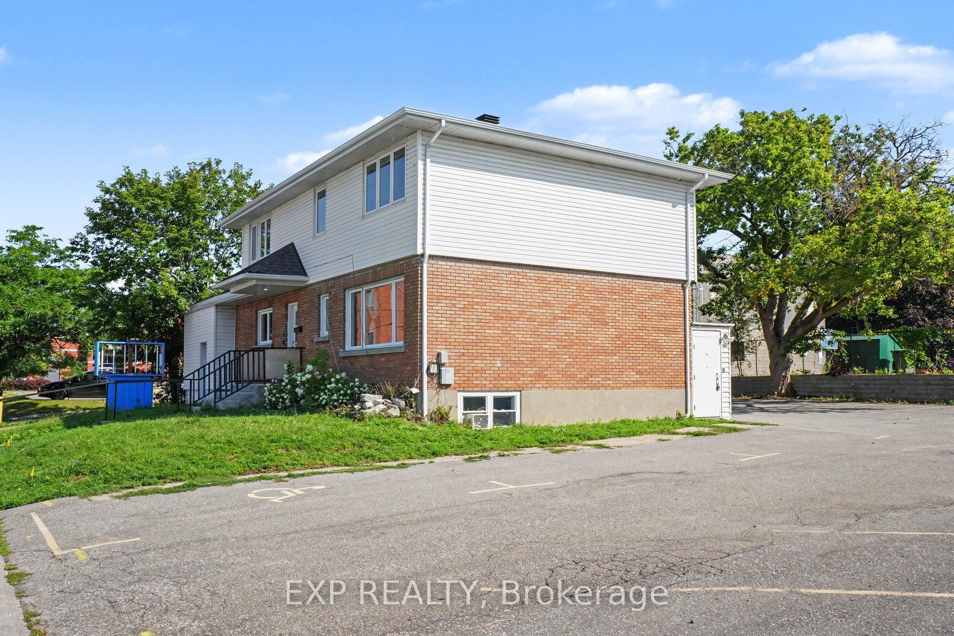 Commercial Lease in Vanier and Kingsview Park 2