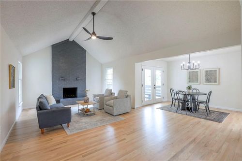 203 Ne Crescent St, Lee's Summit, MO, 64086-3447 | Card Image