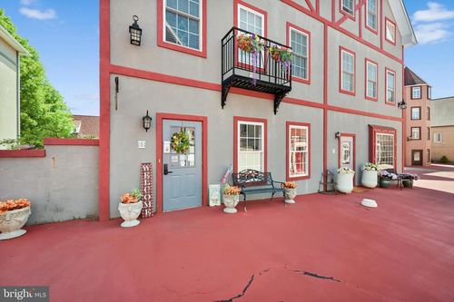 5 N Village Cir, Reinholds, PA, 17569-9349 | Card Image