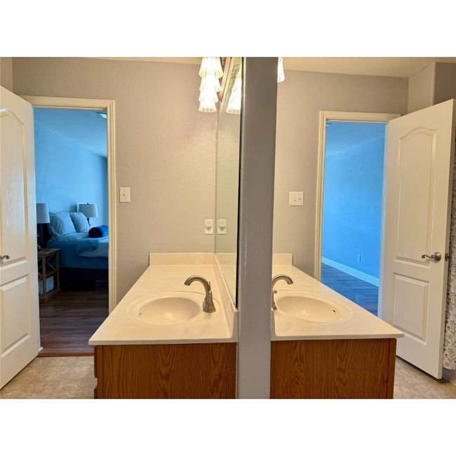 Two separate vanities | Image 27