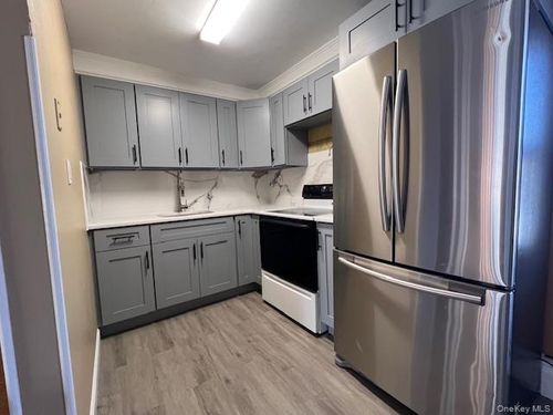 276 S 8th St, Lindenhurst, NY, 11757-4609 | Card Image