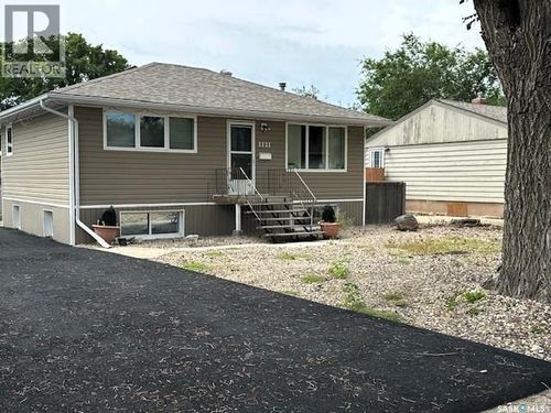 1121 Montgomery St, Moose Jaw, SK, S6H2X2 | Card Image