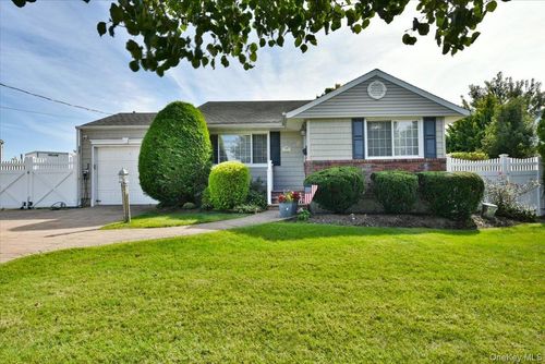 216 Linden Street, Oyster Bay, NY, 11762 | Card Image