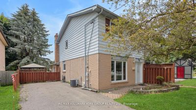 158 Meadowbank Rd, Home with 3 bedrooms, 2 bathrooms and 4 parking in Newmarket ON | Image 2