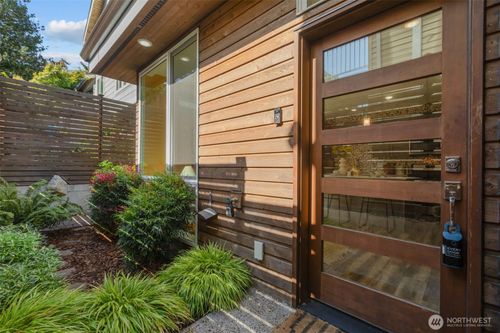 c-9221 Linden Ave N, Seattle, WA, 98103-3226 | Card Image
