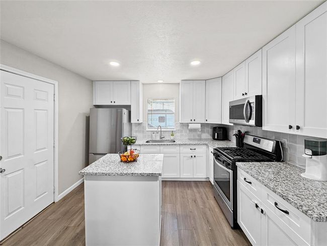 113 Sylvia St, House other with 2 bedrooms, 1 bathrooms and 1 parking in Deer Park TX | Image 6