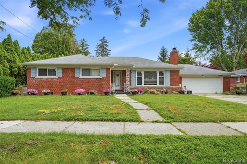 19986 E Doyle Pl, Grosse Pointe Woods, MI, 48236-2405 | Card Image