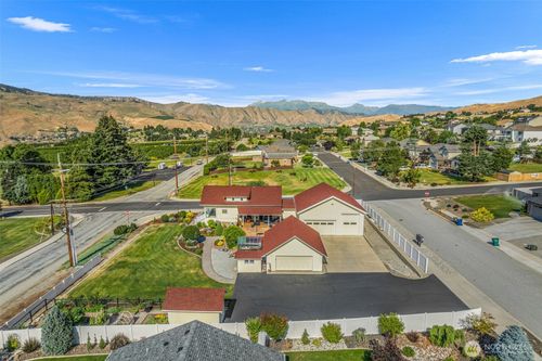 800 Autumn Crest Dr, Wenatchee, WA, 98801-3889 | Card Image