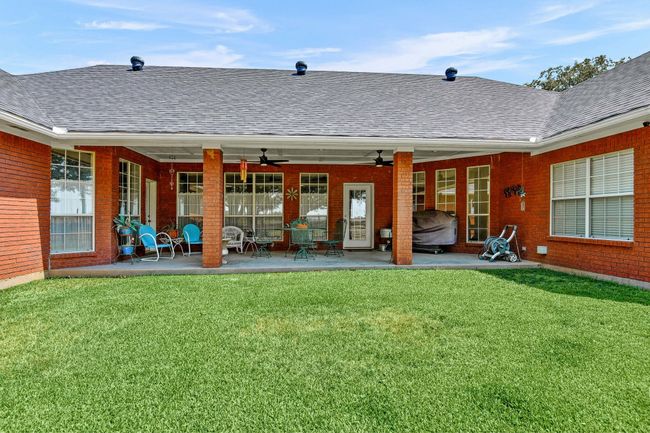 Huge covered back patio with fenced courtyard | Image 13
