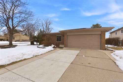 38222 Pinebrook Dr, Sterling Heights, MI, 48310-3016 | Card Image