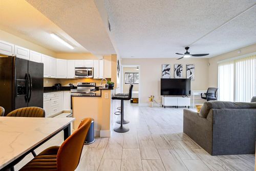 106-450 Palm Cir W, Pembroke Pines, FL, 33025-4604 | Card Image
