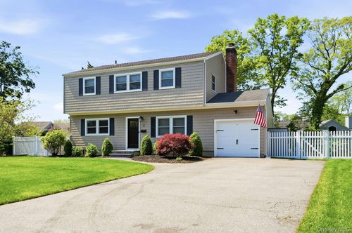 12 Westbrook Ln, Smithtown, NY, 11787-4930 | Card Image