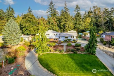 You can enter the back yard through thee fence on the rigght side. | Image 2