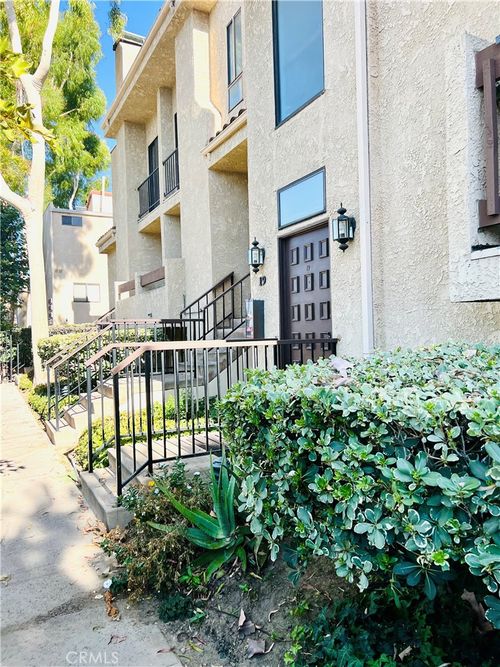 19-18958 Sherman Way, Reseda, CA, 91335 | Card Image
