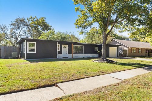 303 21st Ave N, Texas City, TX, 77590-6012 | Card Image