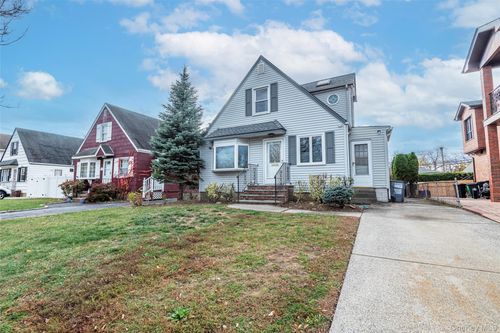 7836 271st St, New Hyde Park, NY, 11040-1504 | Card Image