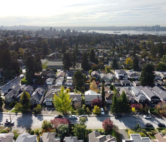 221 W 28th Street, House other with 4 bedrooms, 2 bathrooms and 3 parking in North Vancouver BC | Image 25
