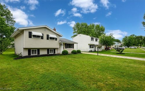 6633 Tamarind Dr, Bedford Heights, OH, 44146-4842 | Card Image