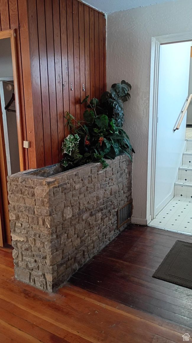 Detailed view interior planter. | Image 30