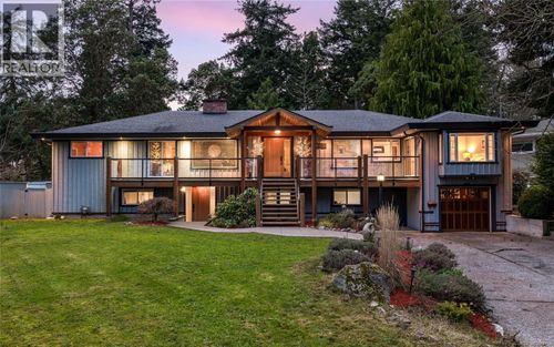 2881 Phyllis St, Victoria, BC, V8N1Y8 | Card Image