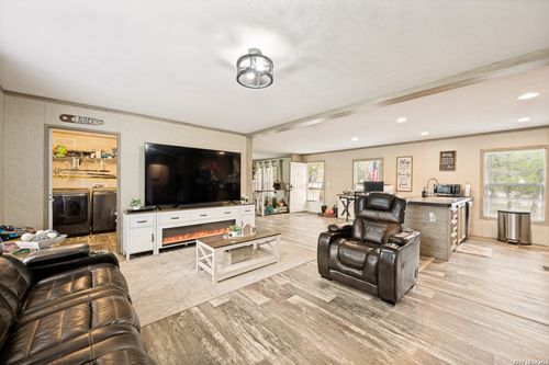 160 Kothmann Rd, La Vernia, TX, 78121-5208 | Card Image