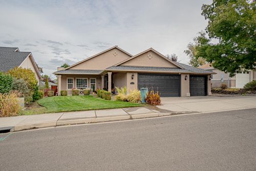 1231 Poppy Ridge Dr, Eagle Point, OR, 97524-9005 | Card Image