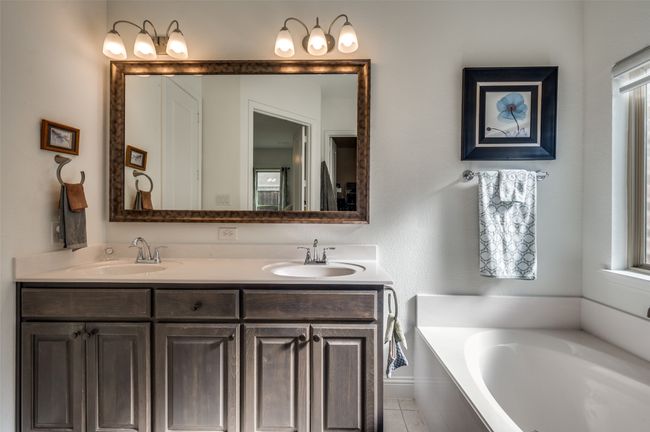 Double vanity. | Image 11