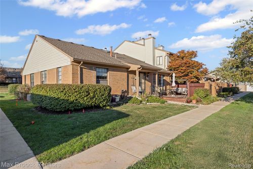 38903 Country Cir, Farmington Hills, MI, 48331-1029 | Card Image