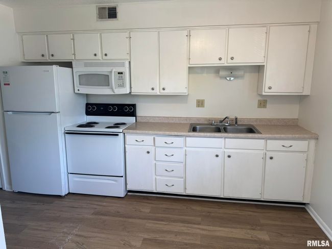 APT-9 - 400 N 5 Th St, Condo with 2 bedrooms, 2 bathrooms and 1 parking in Eldridge IA | Image 7