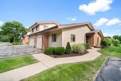 828 Pilgrim Parkway, Condo with 2 bedrooms, 2 bathrooms and null parking in ELM GROVE WI | Image 1