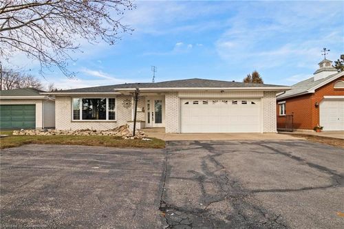 121 Oak St W, Leamington, ON, N8H2B8 | Card Image