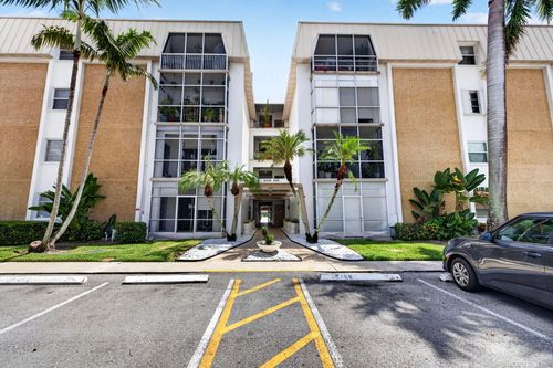 110-3040 Ne 16th Ave, Oakland Park, FL, 33334-5207 | Card Image