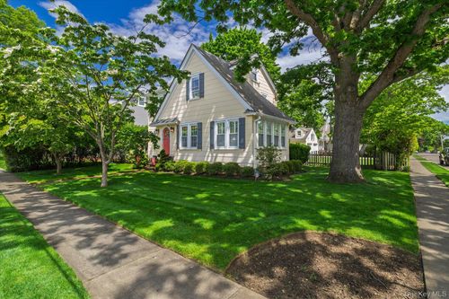 1 Schuyler Ave, Rockville Centre, NY, 11570-2521 | Card Image