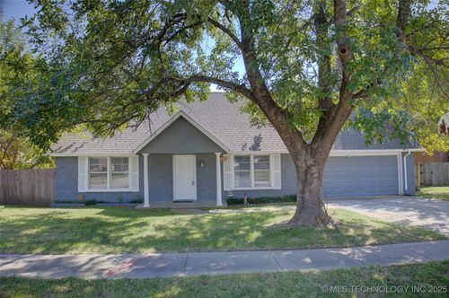 825 W Waco St, Broken Arrow, OK, 74011-2818 | Card Image