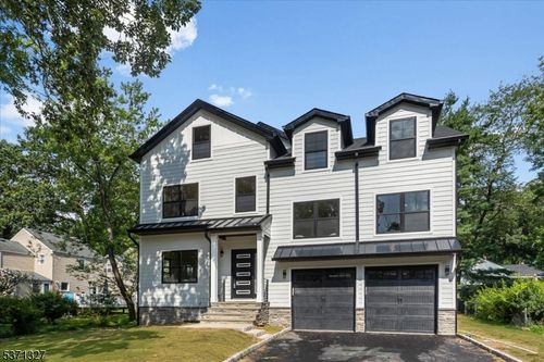 111 N Summit Ave, Chatham, NJ, 07928-2808 | Card Image