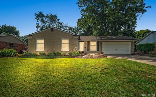 51205 Fairlane Dr, Shelby Twp, MI, 48316-4616 | Card Image