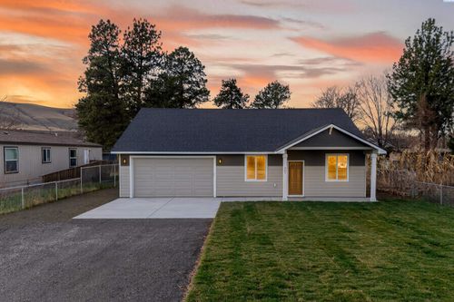 307 E 6th St, Benton City, WA, 99320-7798 | Card Image