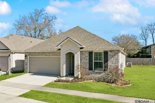 6527 Tiger Pointe Dr, Baton Rouge, LA, 70817-5813 | Card Image