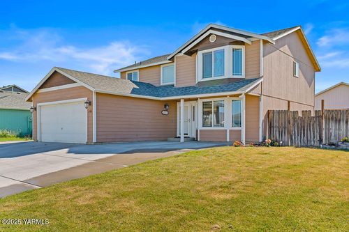 205 N Glacier St, Moxee, WA, 98936-9385 | Card Image