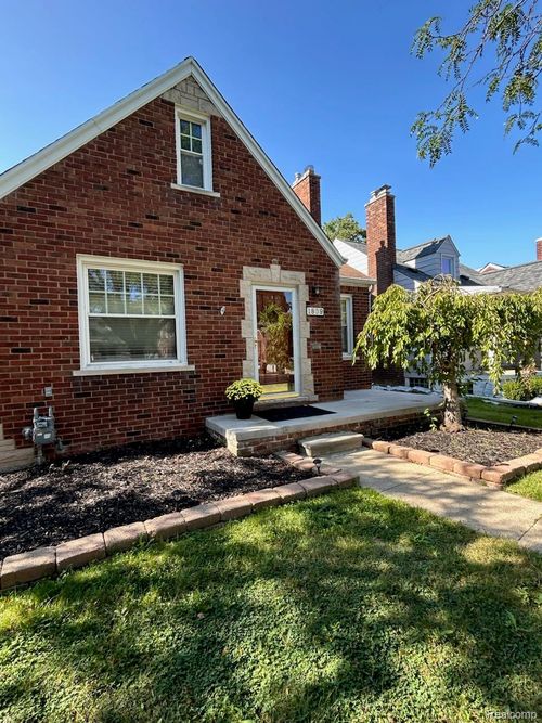 1809 Roslyn Rd, Grosse Pointe Woods, MI, 48236-1012 | Card Image