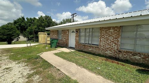 apt-1-402 Bacon St, Madisonville, TX, 77864-2556 | Card Image